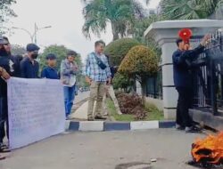 Dugaan Maladministrasi PDLN Pejabat Pemprov Jadi Temuan BPKP RI-Kaltim, Mahasiswa Geruduk Kantor Gubernur