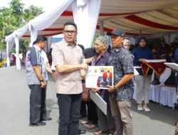 Upaya Pemkot Menurunkan Tingkat Kemiskinan, Wali Kota Andi Harun Salurkan Bantuan Sosial