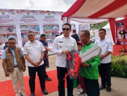 Andi Harun Serahkan Bantuan PROBEBAYA di Loa Janan Ilir, Realisasinya Kini Capai 78 Persen
