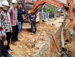 Pipa PDAM di Jalan Cermai Bocor dan Berdampak pada Distribusi Air ke Warga, Perumdam Tirta Kencana Lakukan Perbaikan