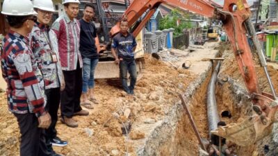 Pipa PDAM di Jalan Cermai Bocor dan Berdampak pada Distribusi Air ke Warga, Perumdam Tirta Kencana Lakukan Perbaikan