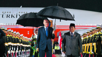 Bentuk Kedekatan, Presiden Prabowo Sambut Langsung Presiden Erdogan di Bandara