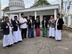 Saefuddin Zuhri Serahkan Sapi Kurban Pemkot ke Pengurus Masjid Raya Darussalam