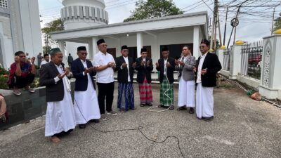 Saefuddin Zuhri Serahkan Sapi Kurban Pemkot ke Pengurus Masjid Raya Darussalam