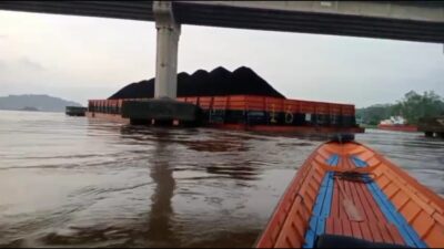 Kapal tongkang tabran Jembatan Mahulu