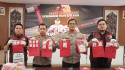 Kapolres Kutai Kartanegara, AKBP Khairul Basyar, didampingi Wakapolres Kompol Izdiharuddin Faris, dalam konferensi pers kasus ungkapan sabu 1,4 Kg. (IST)