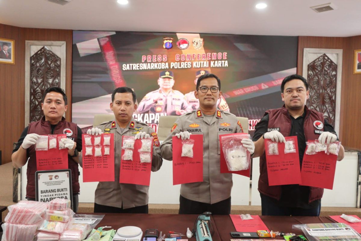 Kapolres Kutai Kartanegara, AKBP Khairul Basyar, didampingi Wakapolres Kompol Izdiharuddin Faris, dalam konferensi pers kasus ungkapan sabu 1,4 Kg. (IST)