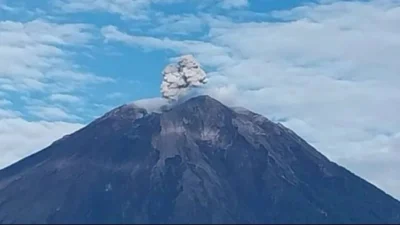 Gunung Semeru kembali erupsi