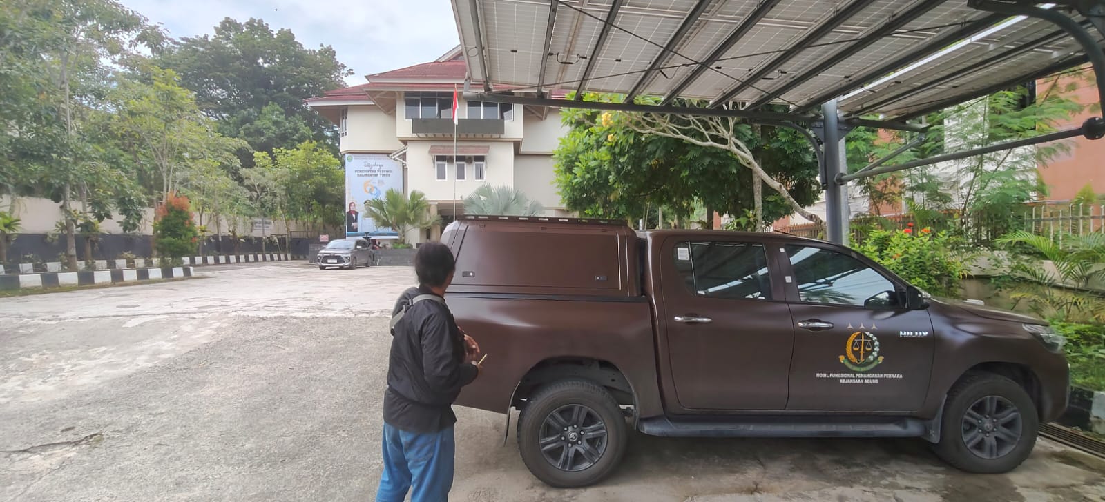 Kejaksaan Tinggi Kalimantan Timur (Kejati Kaltim) melakukan penggeledahan di kantor Dinas ESDM