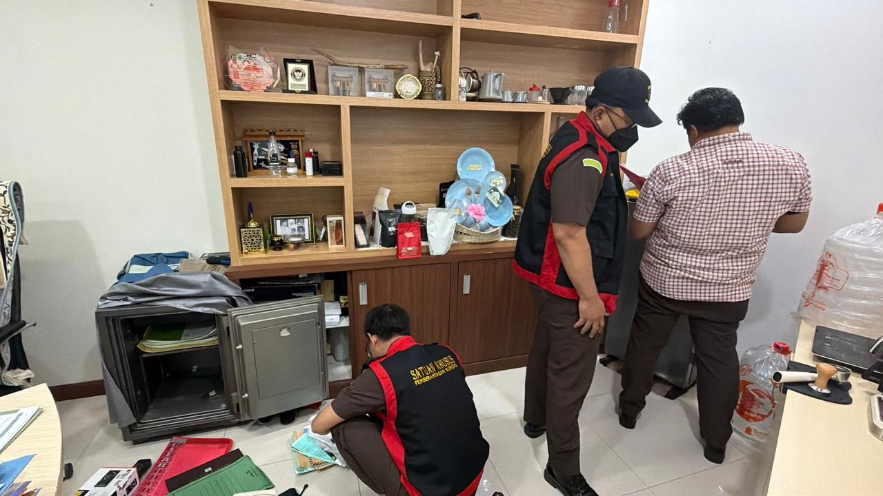 Kegiatan penggeledahan Kantor ESDM Kaltim yang dilakukan sejumlah tim penyidik dari Kejaksaan Tinggi Kaltim. (IST)