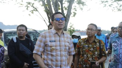 Wali Kota Samarinda, Andi Harun, turun langsung meninjau progres pembangunan taman