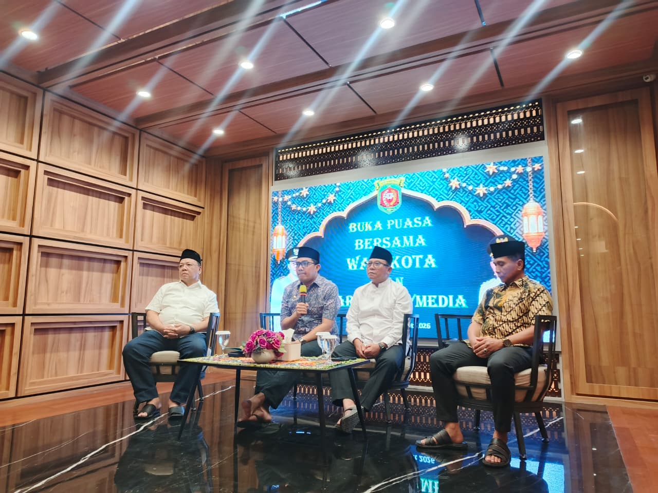 Wali Kota Samarinda, Andi Harun dalam acara buka puasa bersama dengan media