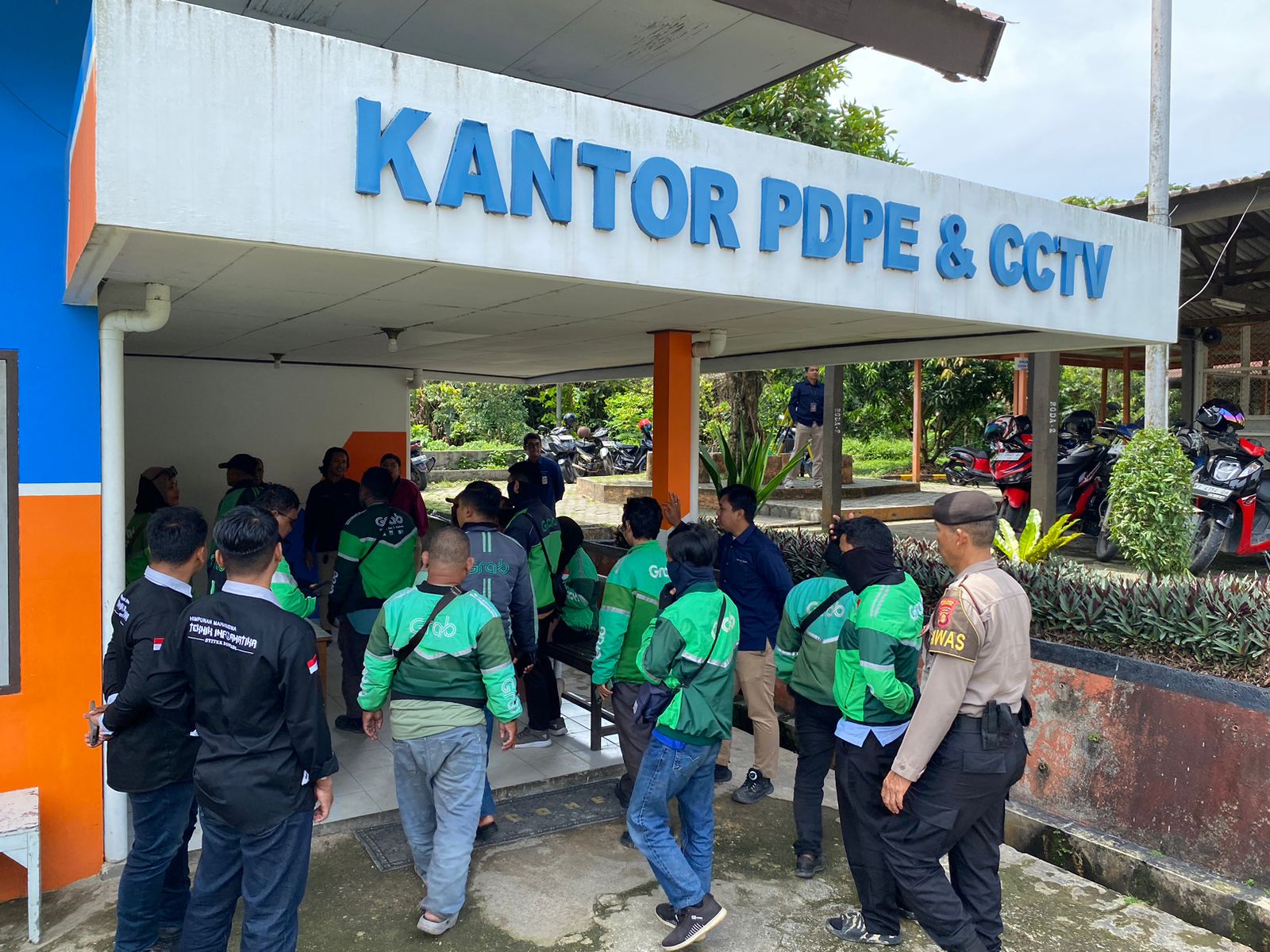 Aksi protes ojek online di kawasan PC milik PT Pupuk Kalimantan Timur