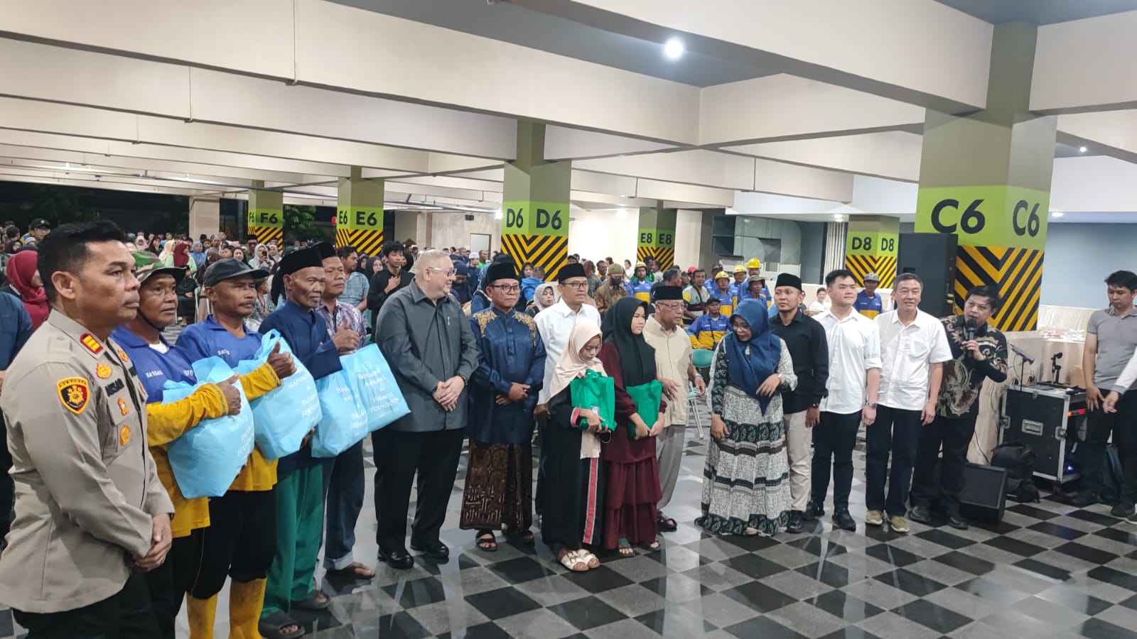 Kegiatan buka puasa bersama berlangsung di halaman Buddhist Center Maha Vihara Sejahtera Maitreya