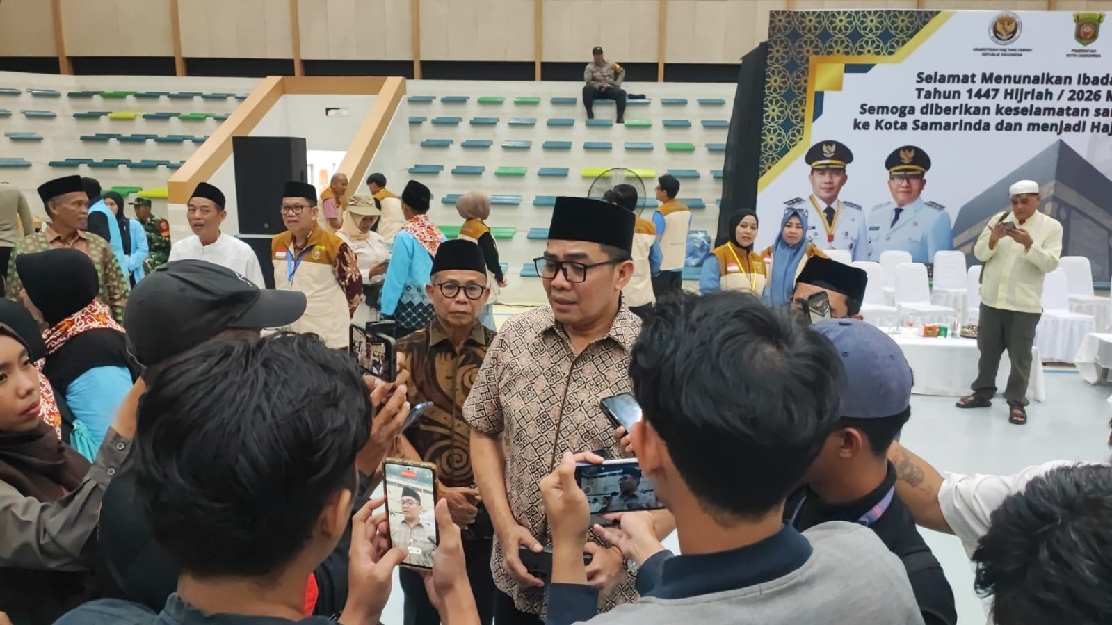 Wali Kota Samarinda, Andi Harun, secara resmi melepas keberangkatan kloter pertama jemaah haji asal Kota Samarinda tahun 2026.