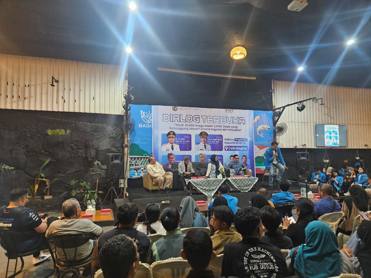 Dialog terbuka bertema “Nasib 49.000 Warga Miskin (JKN), Siapa yang Bertanggung Jawab antara Regulasi dan Kebijakan” di Cafe D’Bagios