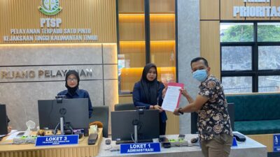 Perwakilan JAMPER Kaltim saat menyerahkan laporan dugaan penyimpangan Dana BOS Kutim di Kejaksaan Tinggi Kaltim. (IST)