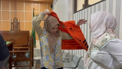 Dayang Donna Walfiaries Tania atau Donna Faroek.
