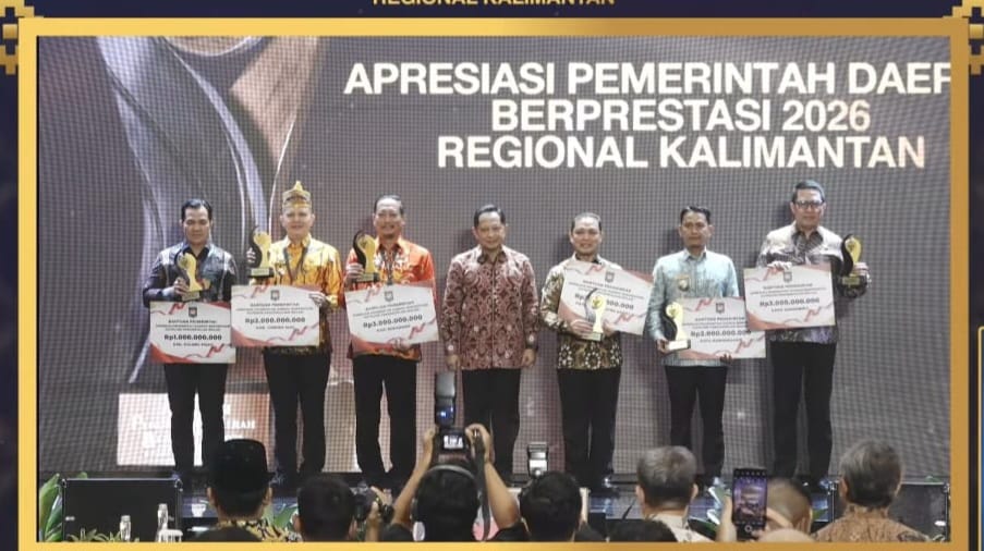 Wali Kota Samarinda, Andi Harun saat menerima penghargaan dari Kemendagri