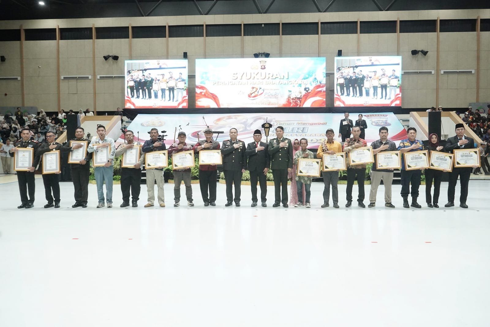 Upacara peringatan Hari Bhayangkara ke-80 yang berlangsung di halaman parkir Gedung Olahraga (GOR) Segiri Samarinda, Rabu (1/7/2026).
