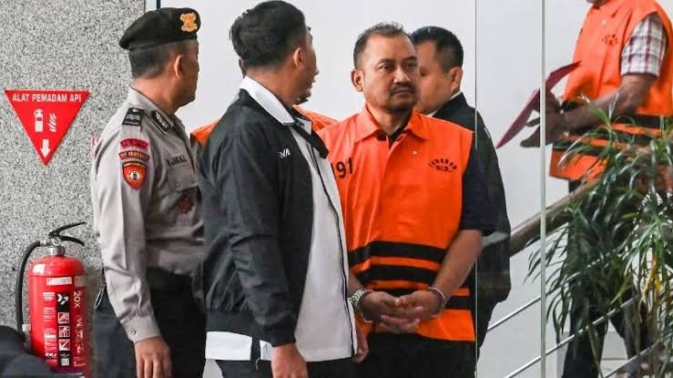 Bupati Pemalang Anom Widiyantoro resmi ditahan Komisi Pemberantasan Korupsi (KPK).