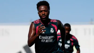 Vinicius Jr Bertahan di Real Madrid