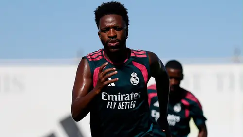 Vinicius Jr Bertahan di Real Madrid