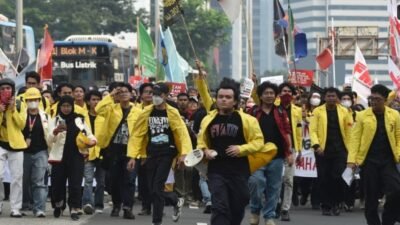 Badan Eksekutif Mahasiswa Universitas Indonesia (BEM UI) memilih menggelar aksi di kawasan Bundaran HI, Jakarta, Selasa (18/8/2026).