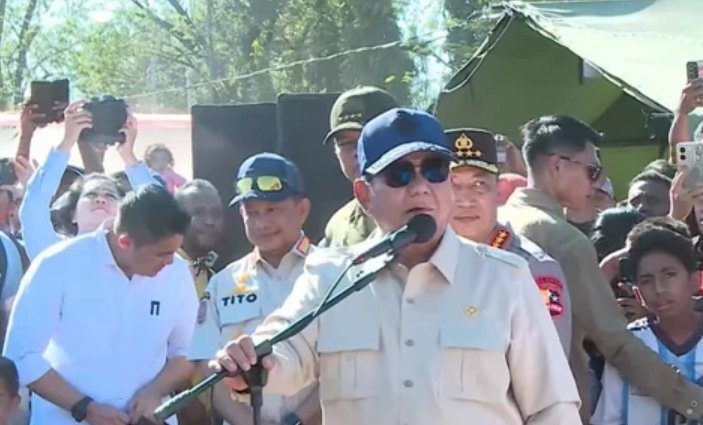 Prabowo Tinjau Pengungsian Korban Gempa NTT