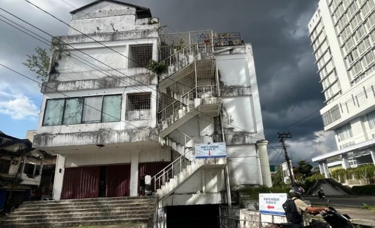 Gedung Plaza 21 yang berpotensi jadi kantong parkir di Citra Niaga