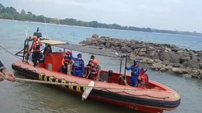 Pencarian lima jurnalis dan tiga kru kapal yang hilang kontak saat hendak meliput Gunung Anak Krakatau (GAK) di Selat Sunda