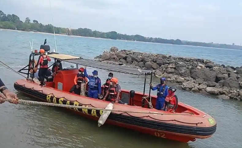 Pencarian lima jurnalis dan tiga kru kapal yang hilang kontak saat hendak meliput Gunung Anak Krakatau (GAK) di Selat Sunda