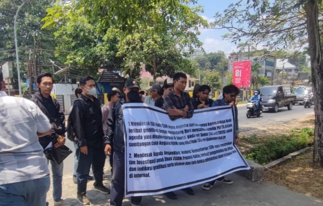 JAMPER Kaltim menggelar aksi demonstrasi di Kantor Dinas ESDM Kaltim