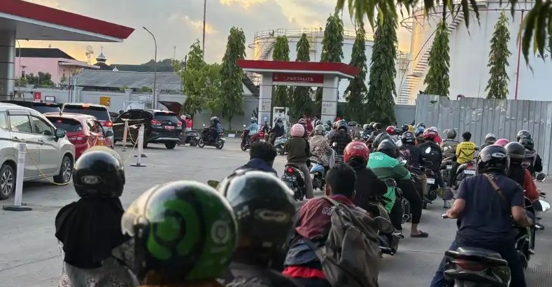 Antrean panjang BBM bersubsidi