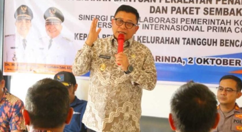 Penyerahan bantuan paket sembako dan alat pemadam kebakaran kepada Tim Relawan Katana Bantuas di Aula Kantor Kelurahan Bantuas, Kecamatan Palaran, Jumat (2/10/2026).