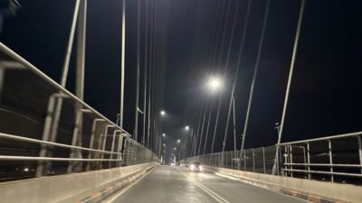 Lampu jalan di Jembatan Achmad Amins kembali menyala setelah diperbaiki