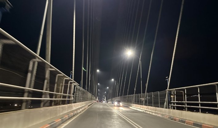 Lampu jalan di Jembatan Achmad Amins kembali menyala setelah diperbaiki