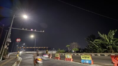 Jembatan Achmad Amins Samarinda kini kembali mendapat penerangan setelah rehabilitasi jaringan lampu mulai dilakukan oleh Dinas Perhubungan (Dishub) Samarinda.