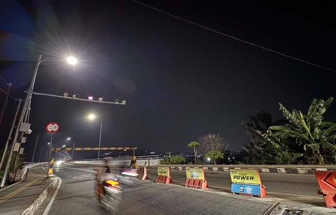 Jembatan Achmad Amins Samarinda kini kembali mendapat penerangan setelah rehabilitasi jaringan lampu mulai dilakukan oleh Dinas Perhubungan (Dishub) Samarinda.