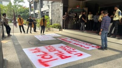Aksi demonstrasi Mahasiswa Universitas Mulawarman (Unmul) berlangsung di depan Gedung Rektorat Unmul