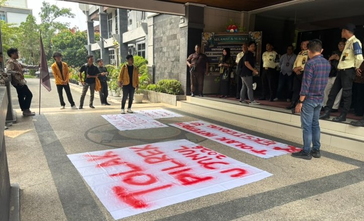 Aksi demonstrasi Mahasiswa Universitas Mulawarman (Unmul) berlangsung di depan Gedung Rektorat Unmul