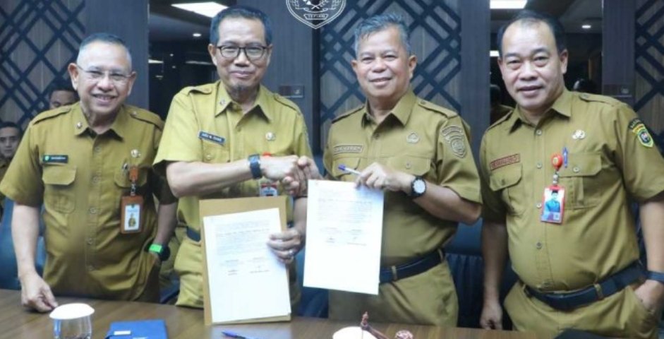 Penandatangan kesepakatan Pemkot Samarinda diwakili Asisten II Sekretariat, Marnabas Patiroy dan Pemprov Kaltim diwakili Andi Muhammad Ishak selaku Kepala Dinas Kesehatan Provinsi Kaltim