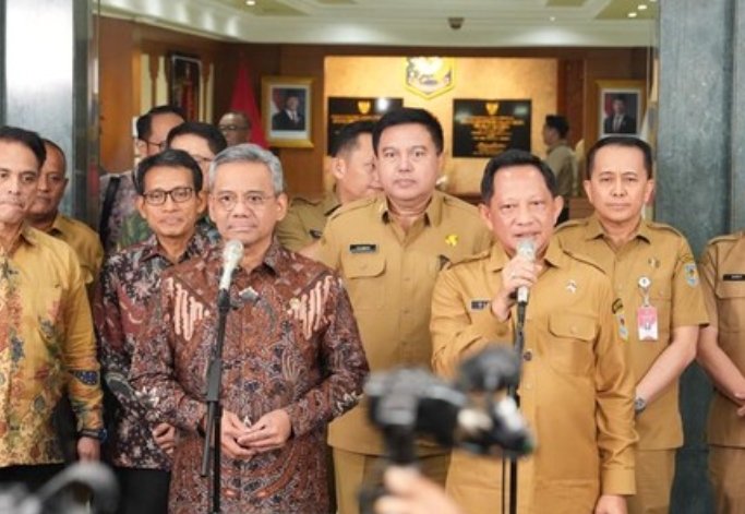 Menteri Dalam Negeri Muhammad Tito Karnavian dan Menteri Keuangan Suahasil Nazara