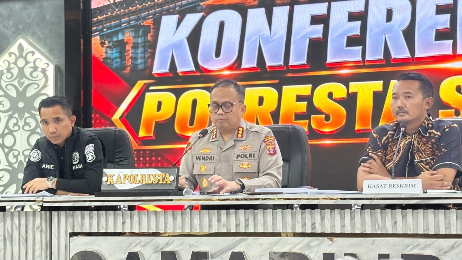 Konferensi Pers Kapolresta Samarinda, Kombes Pol Hendri Umar soal dugaan tertinggalnya kawat penuntun medis atau guidewire di dalam jantung pasien RSUD AWS